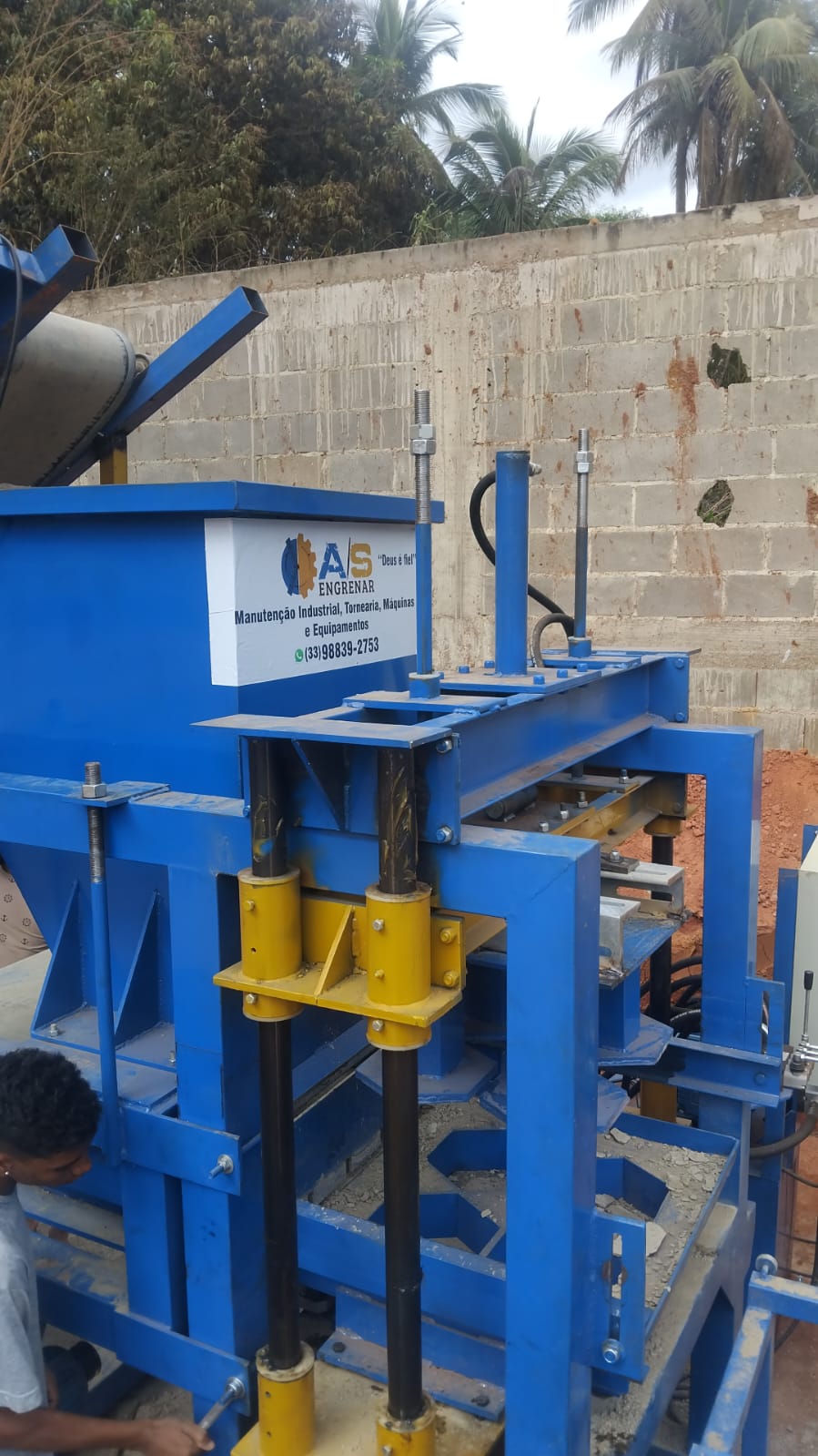 Soldador fabricando misturador industrial